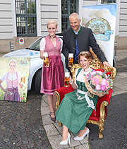 Die Bayerische Bierkönigin 2019/2020 Vroni Ettstaller, BBB-Vize-Präsident Dr. Michael Möller, Sarah Jäger Bayerische Bierkönigin 2021/2022 (©Foto: Martin Schmitz)